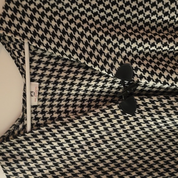 Houndstooth Cape - Picture 2 of 2